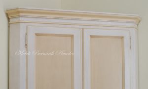 Armadietto angolare a 2 ante in legno massello dipinto con colori a scelta